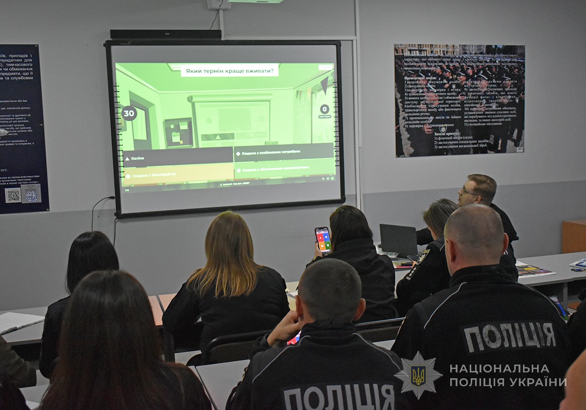 учасники вирішують тест з екрану