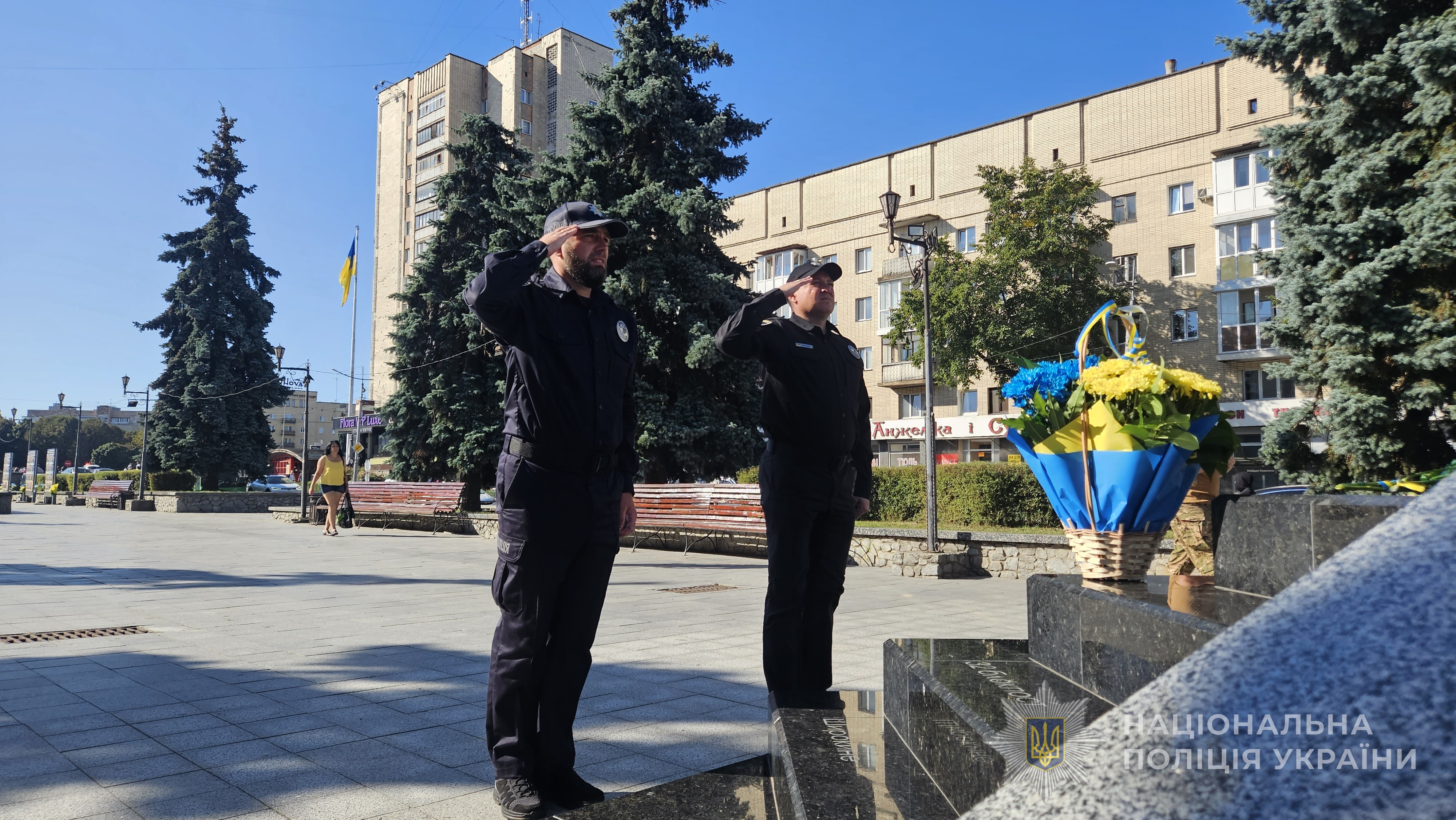 поклали квіти до обеліска