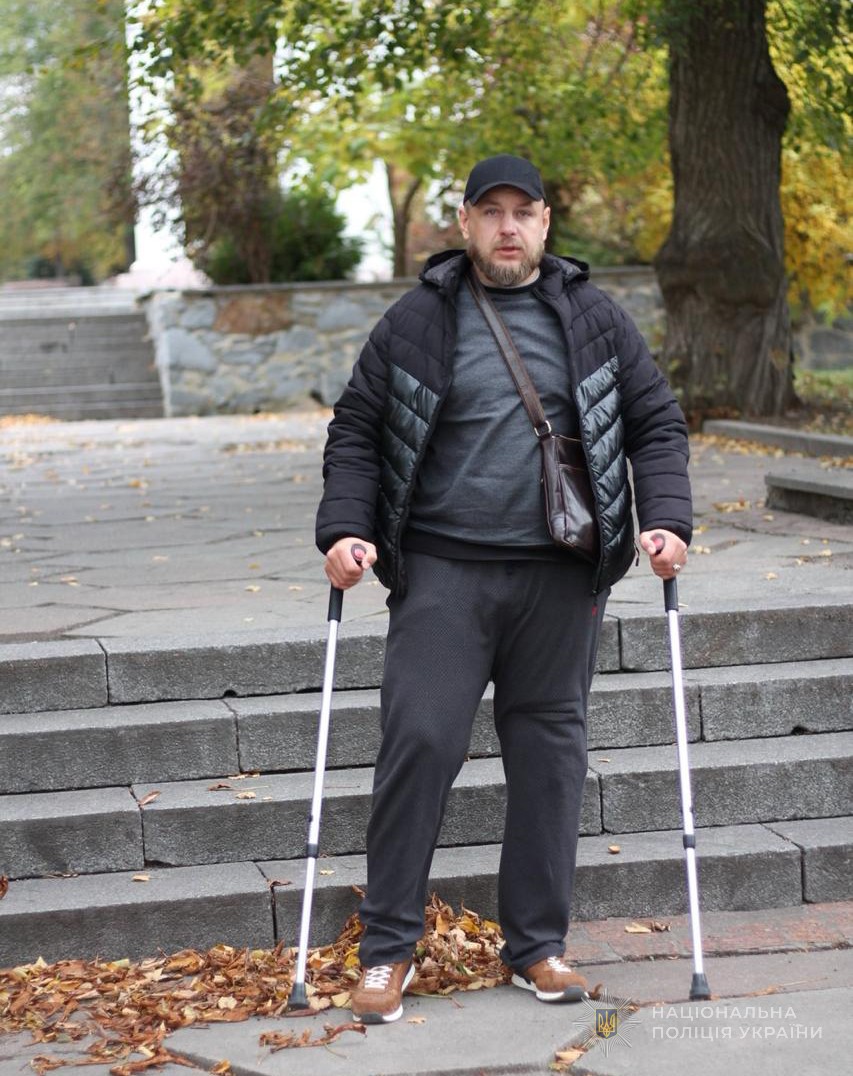 Євген за допомогою опор ходить по парку