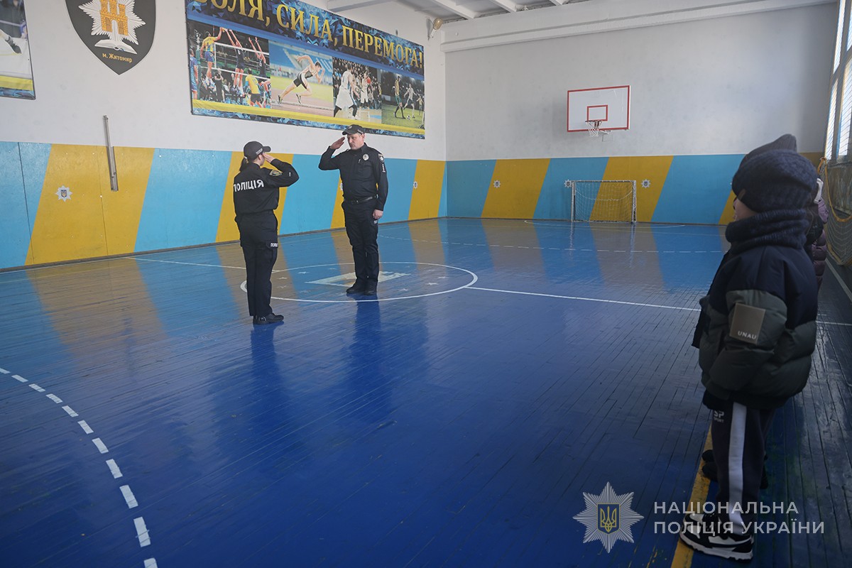 діти вчаться військовому вітанню