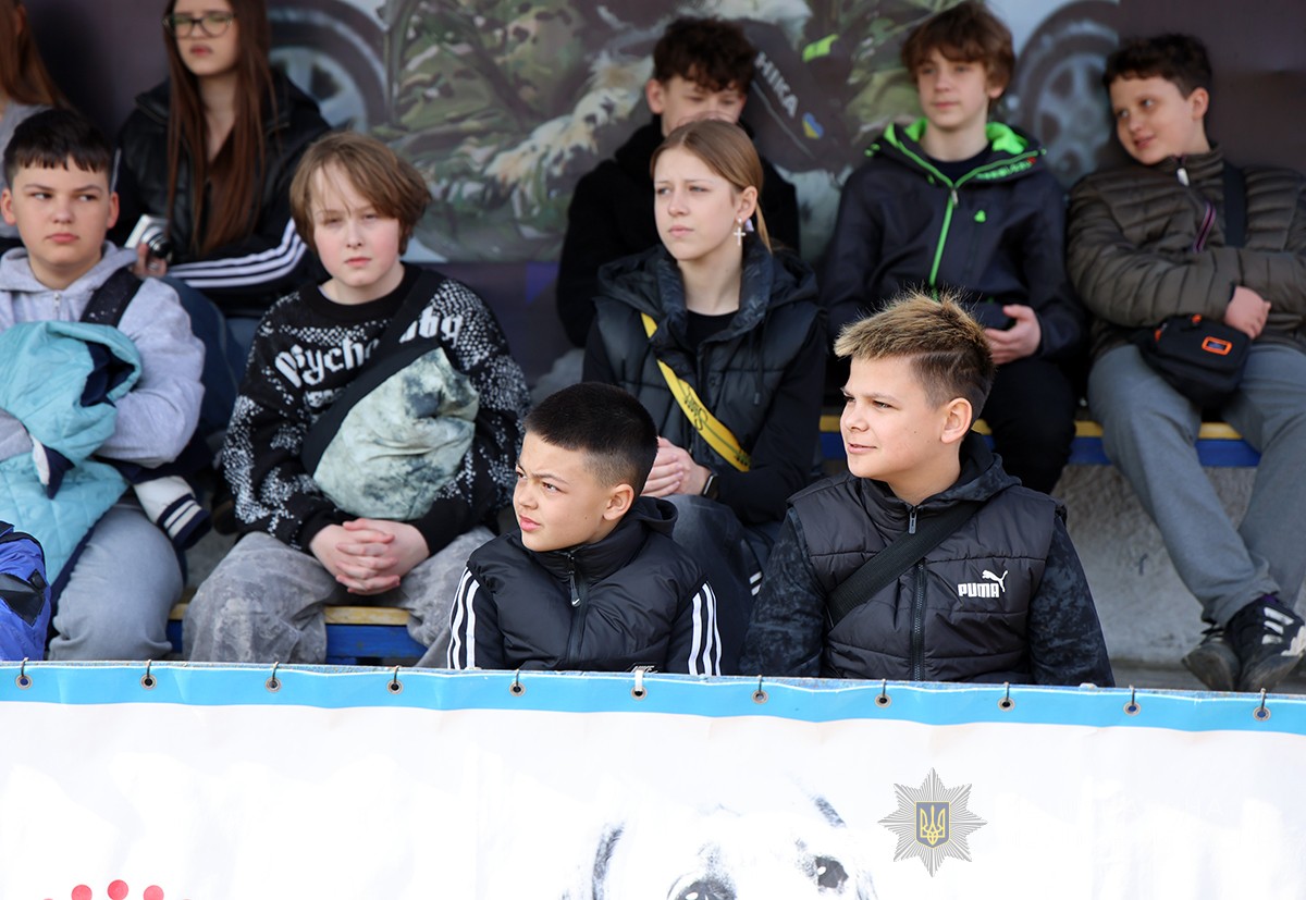 діти на триьбуні