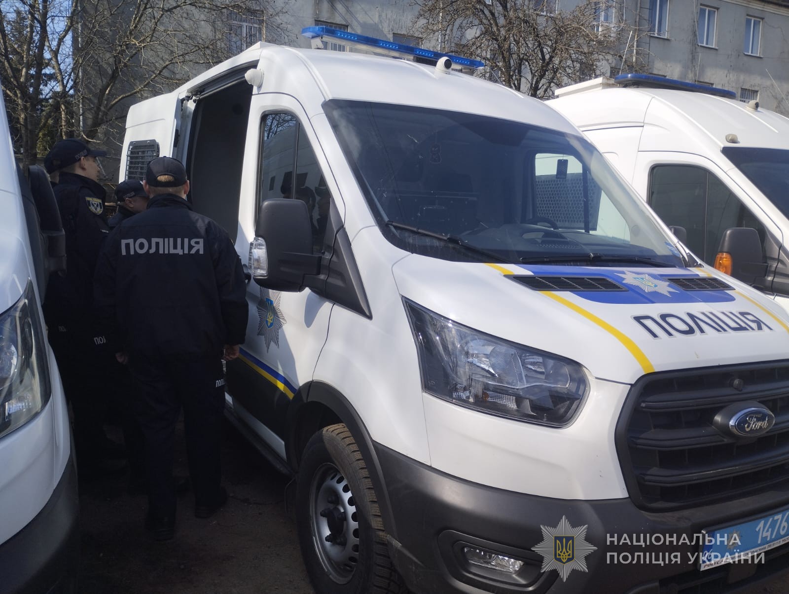 слухачі біля автомобіля конвойної служби