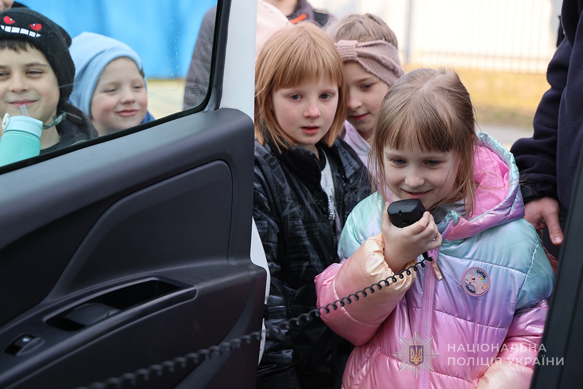дівчинка говорить через гучномовець