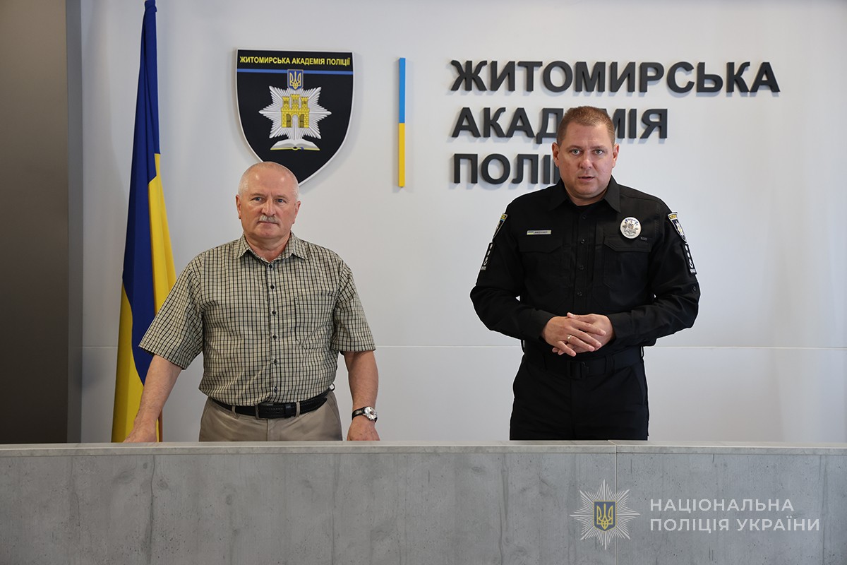 Цимбалюк і Каптенко у залі
