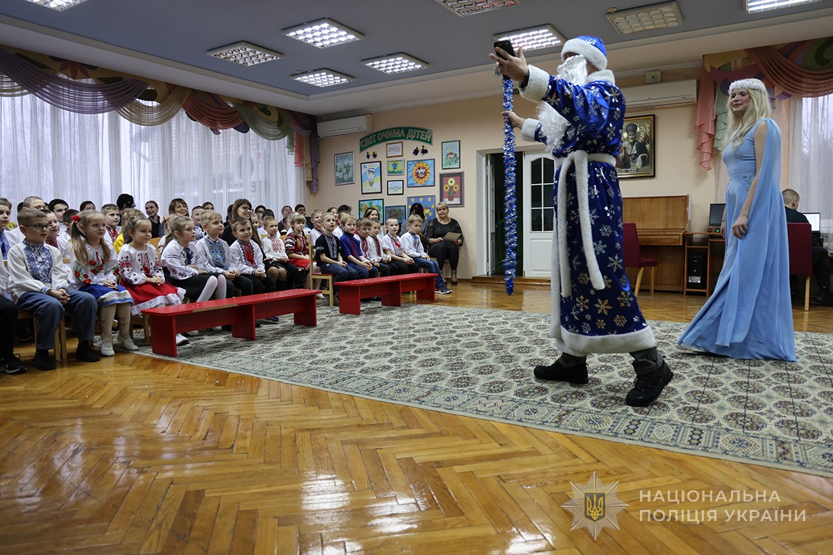 Святий Миколай і Зима в актовій залі перед дітьми