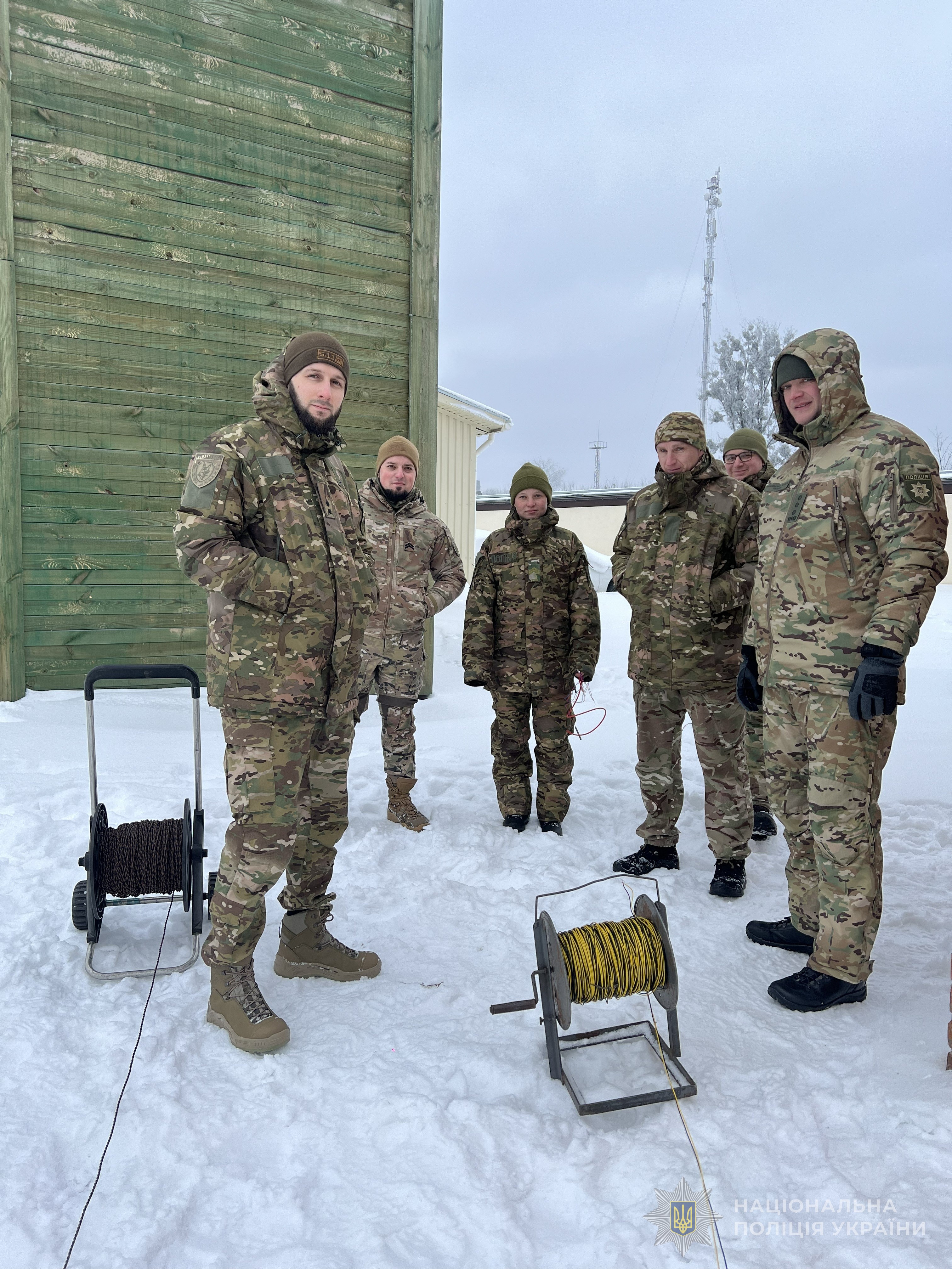 учасники курсів на вулиці біля котушок 