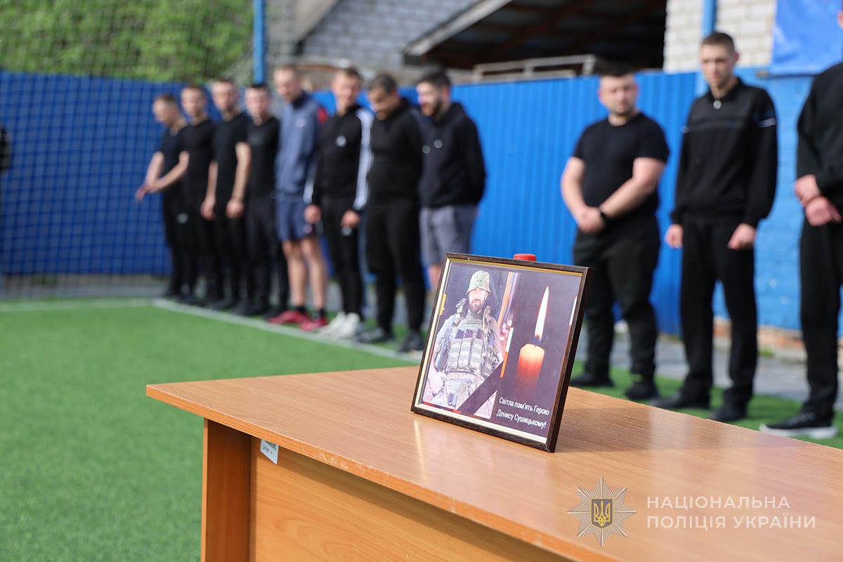 портрет загиблого воїна на столі