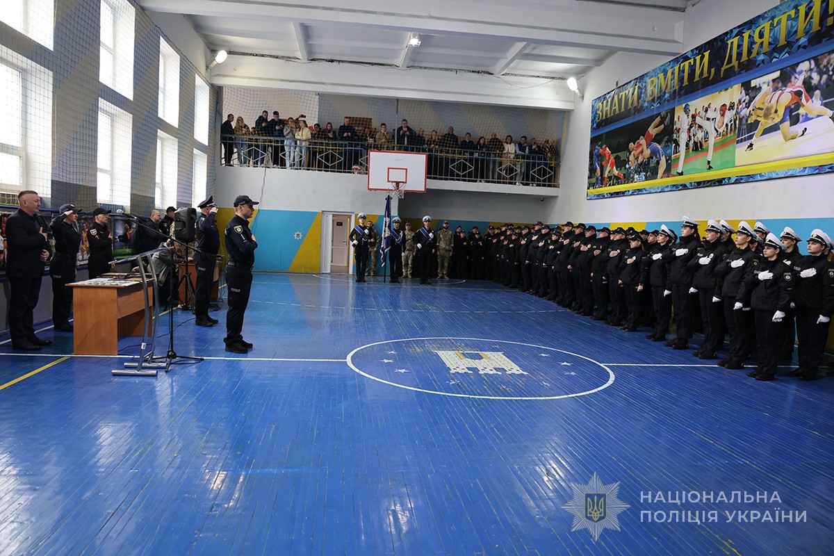 учасники випуску у спортивній залі