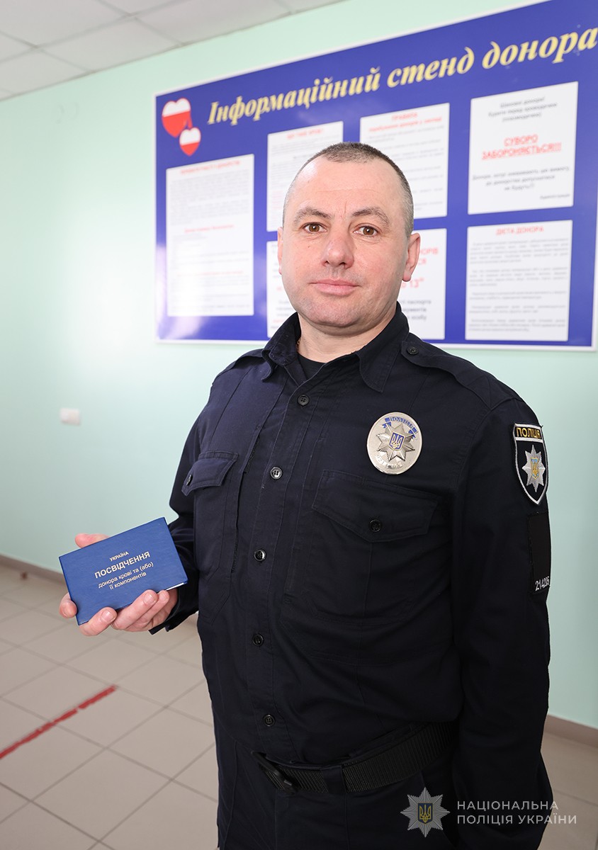 Любомир показує посвідчення донора