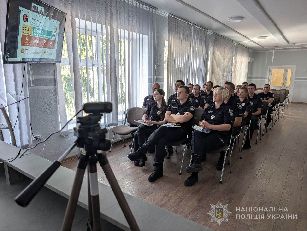 слухачі в залі біля монітора