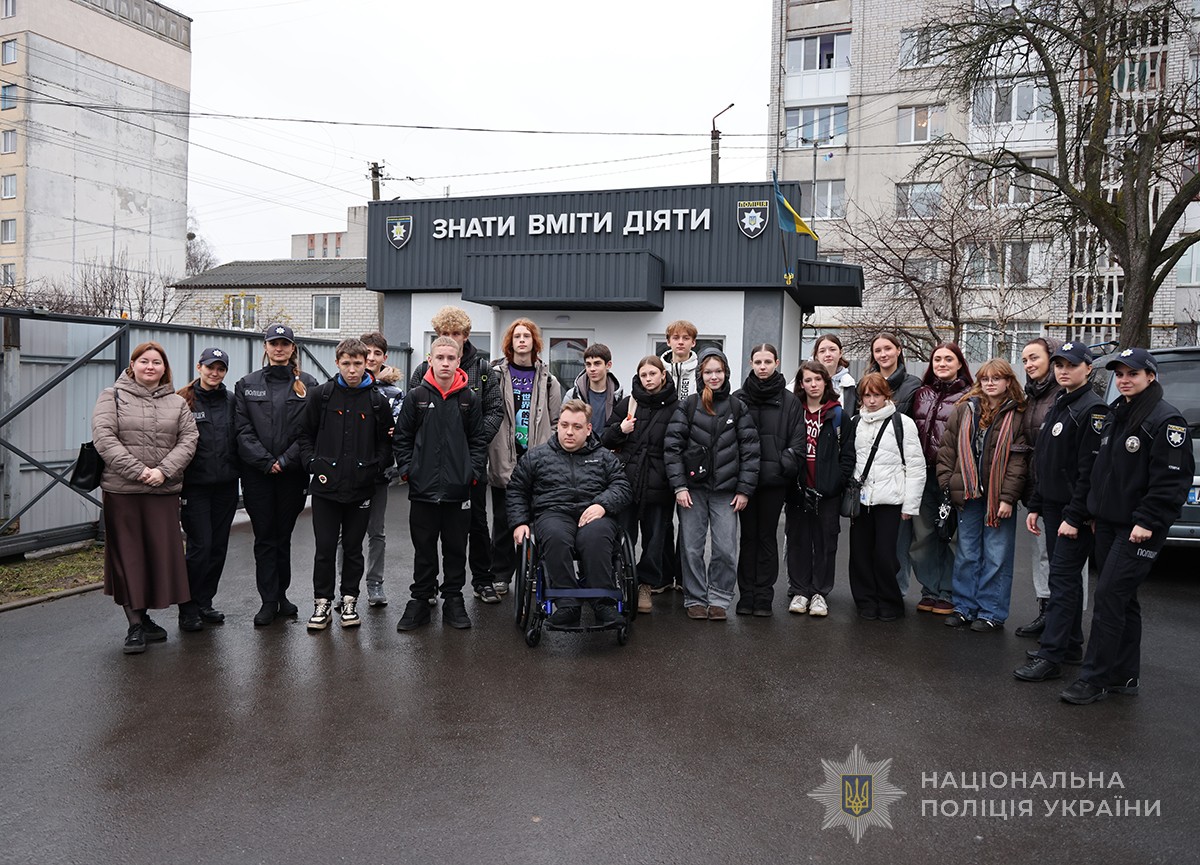 учні, вчителі та поліцейські на вході в академію