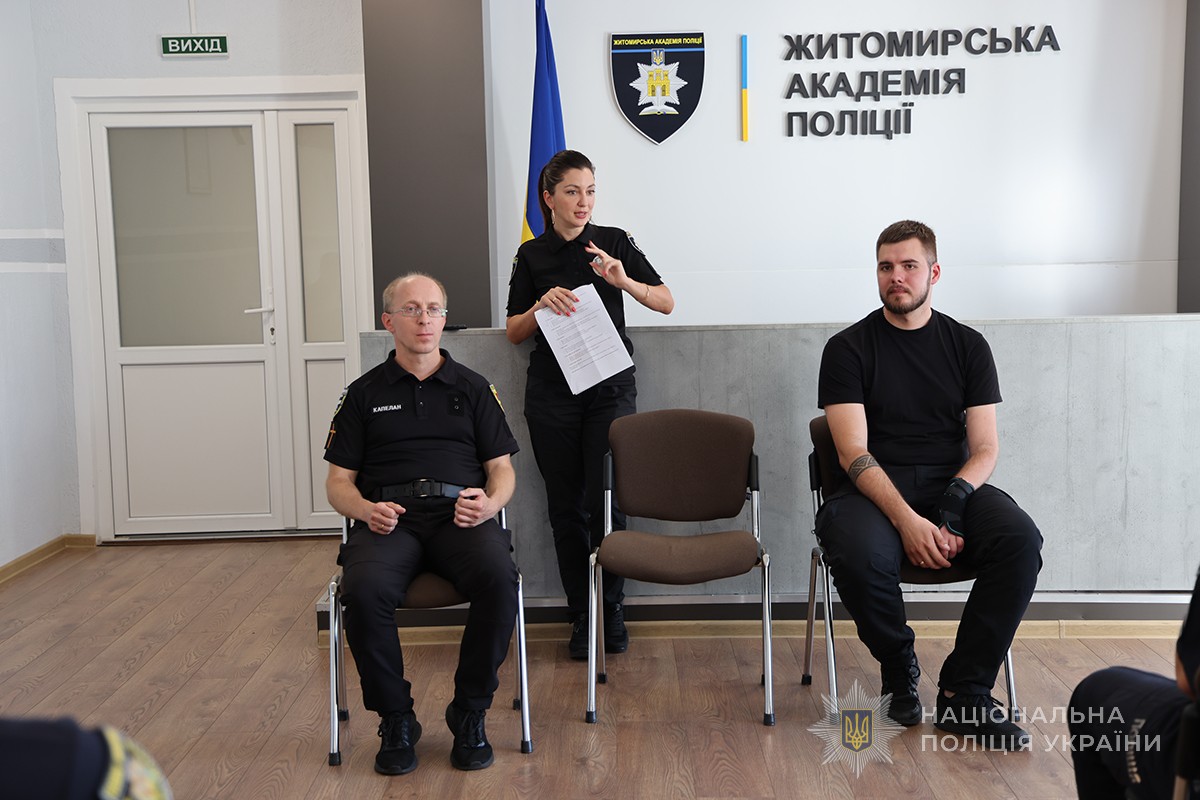 учасники обговорення в залі