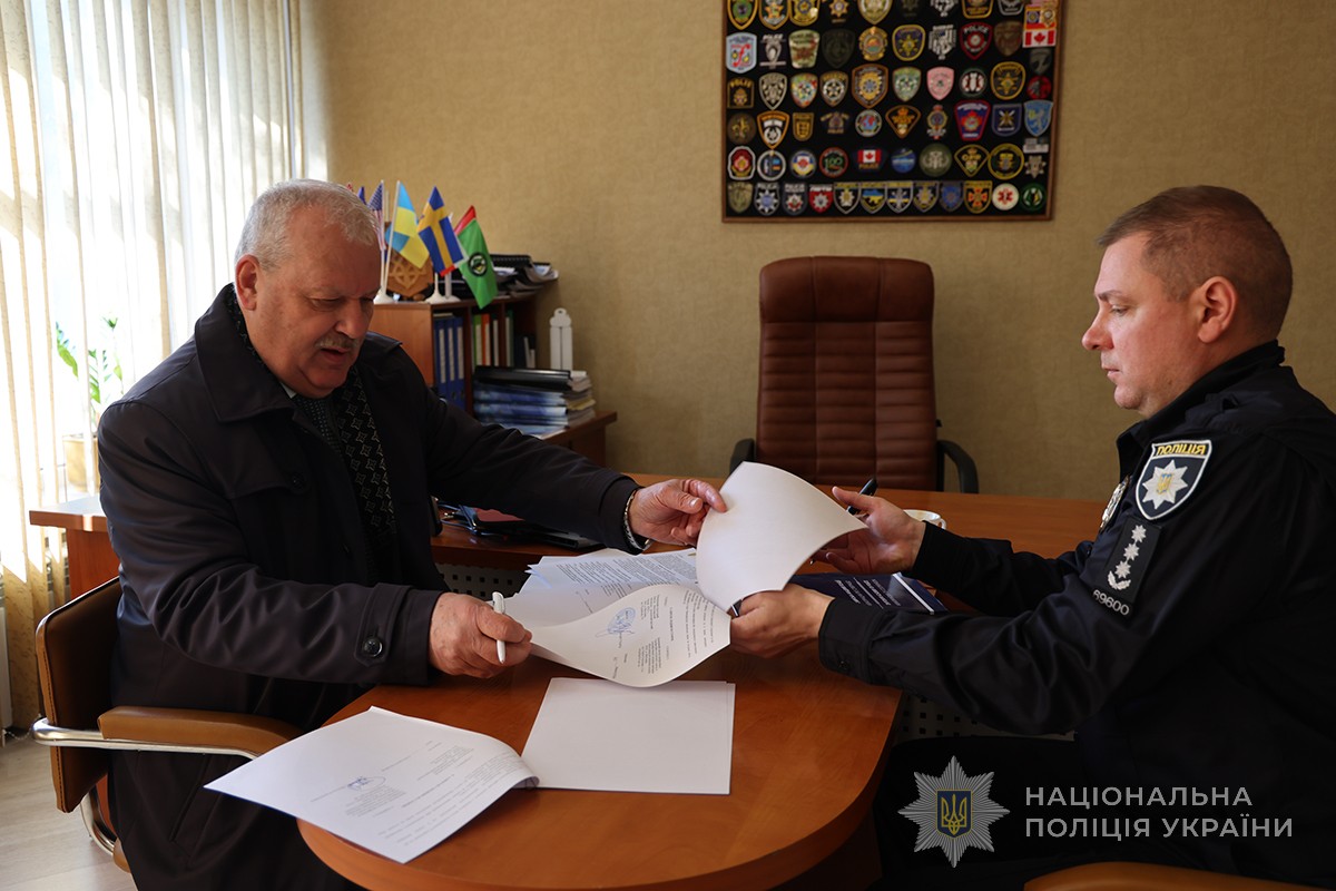 керівники двох закладів підписують меморандум