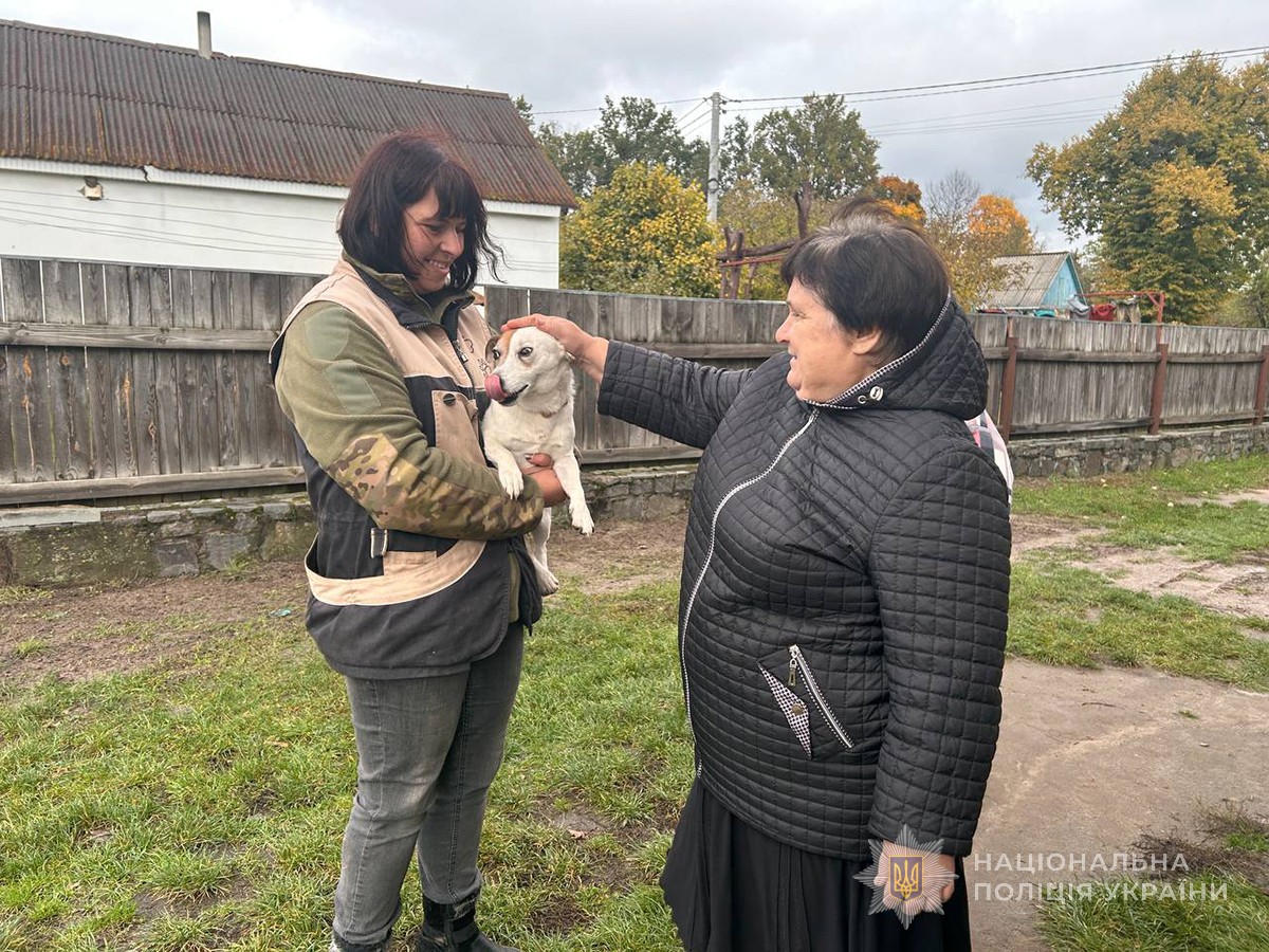мати загиблого Героя гладить собаку