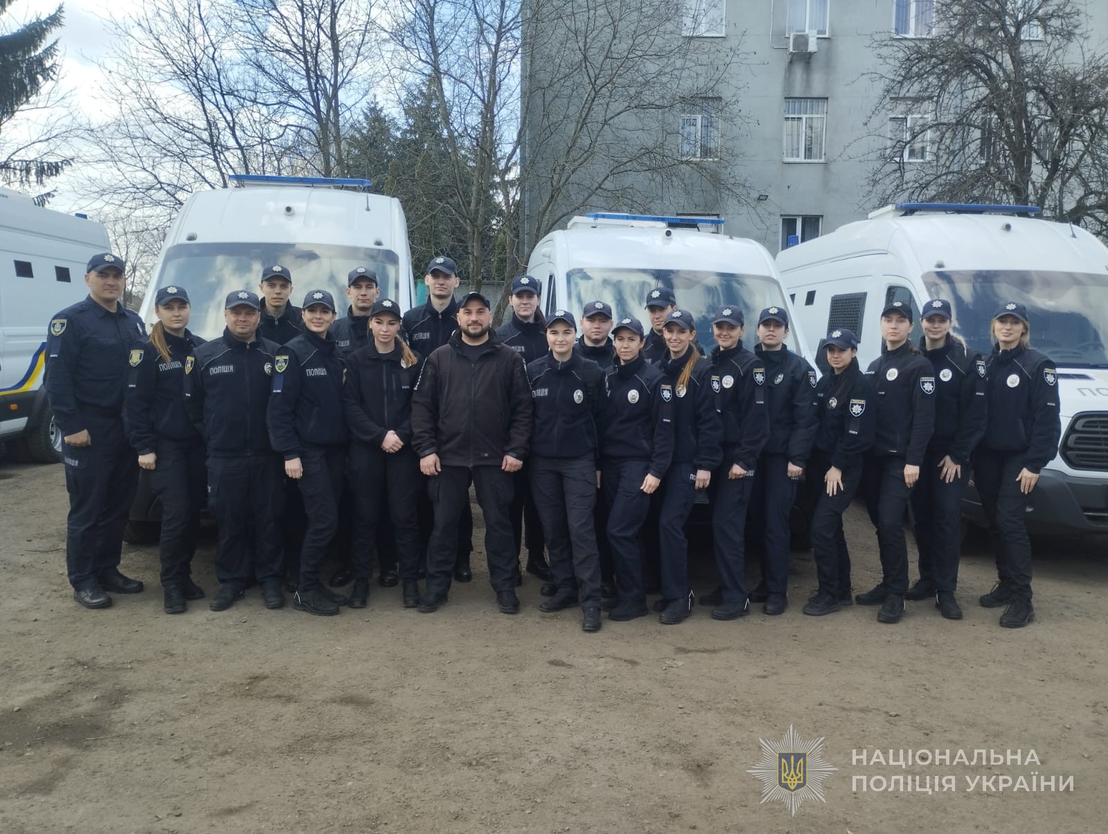 слухачі з викладачем академії біля авто конвойної служби