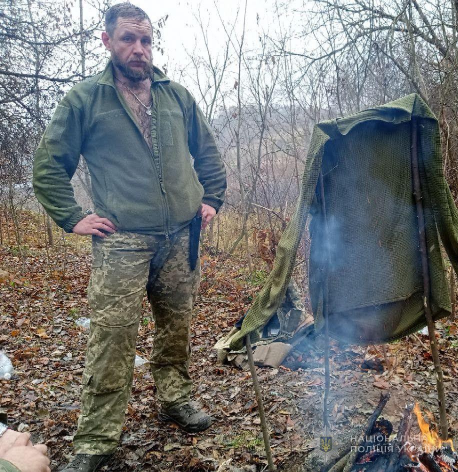 Євген Черноштан сушить одяг в польових умовах