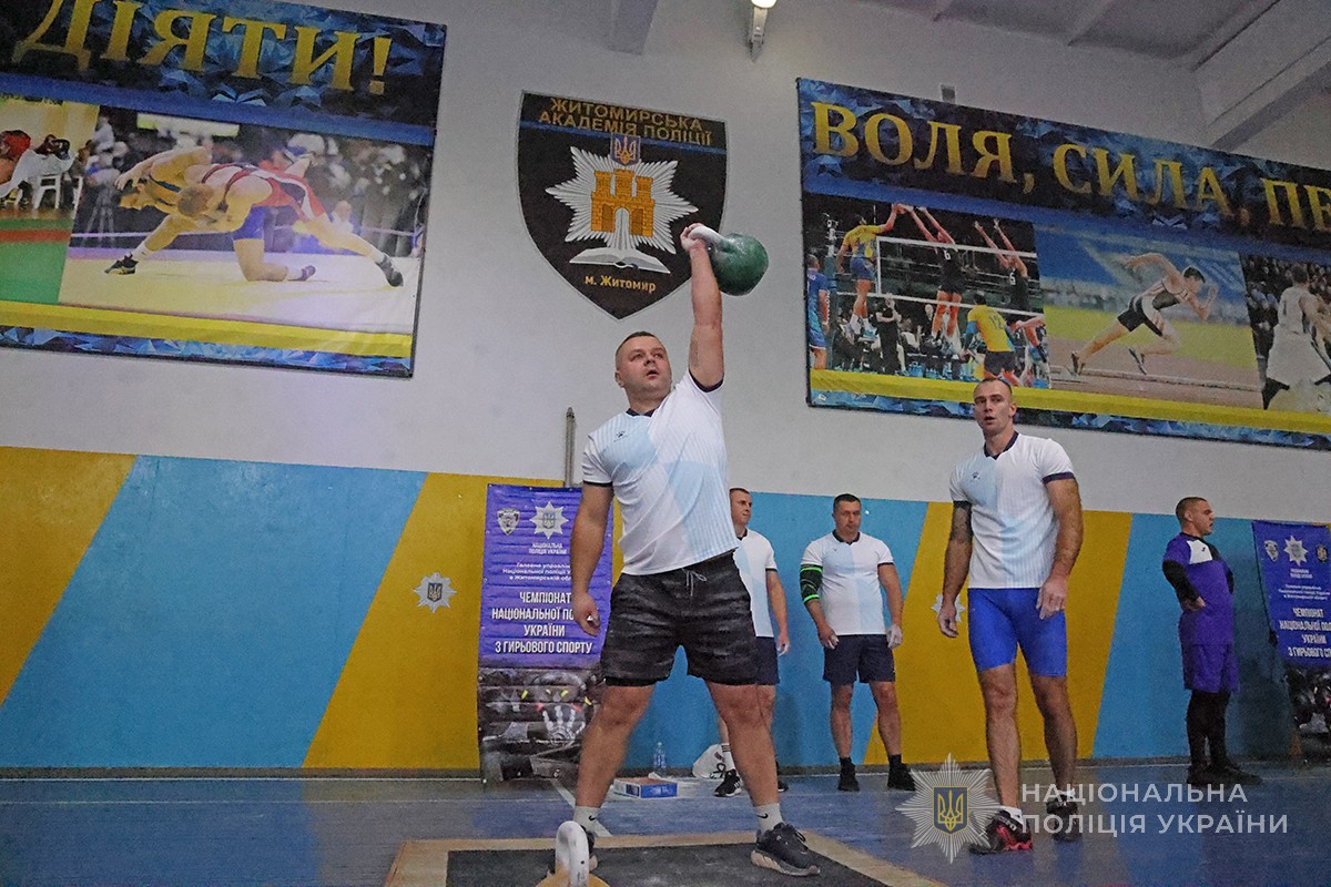 учасник команди академії піднімає гирю 