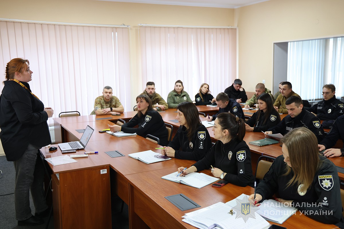 Олена Перколаба виступає перед особовим складом