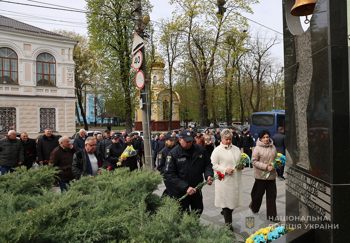 начальник академії покладає квіти