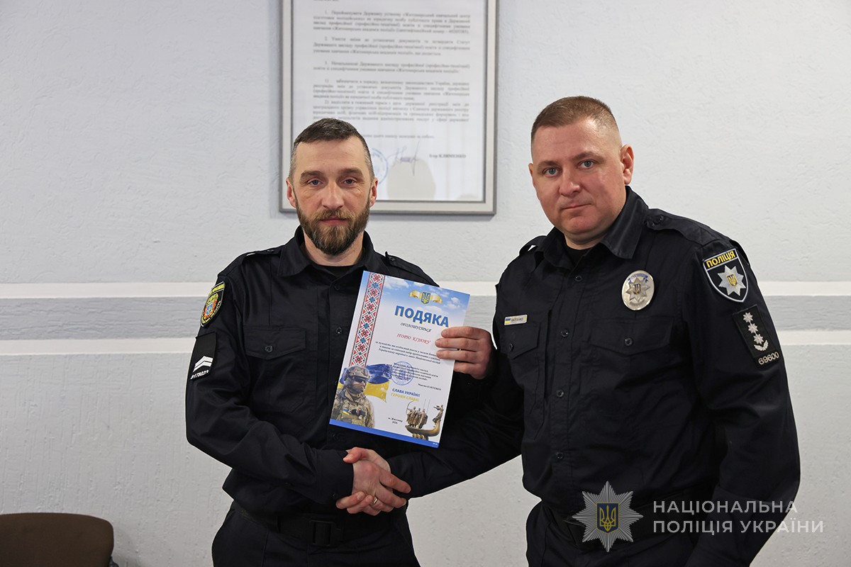 Каптенко вручає подяку слухачу