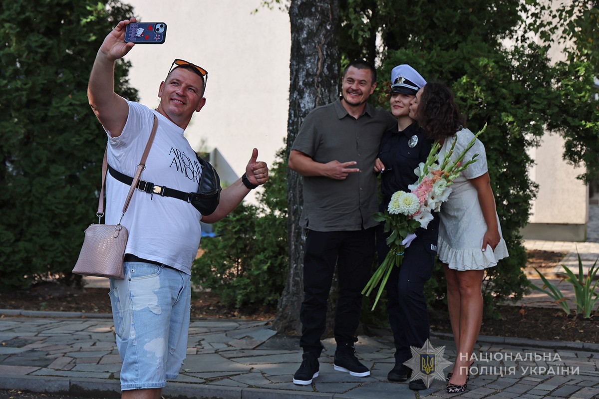 фото родини з випускницею