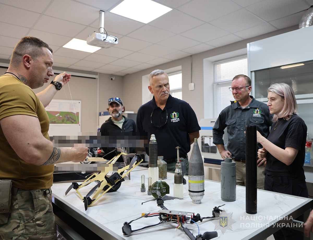 партнери в лабораторії академії