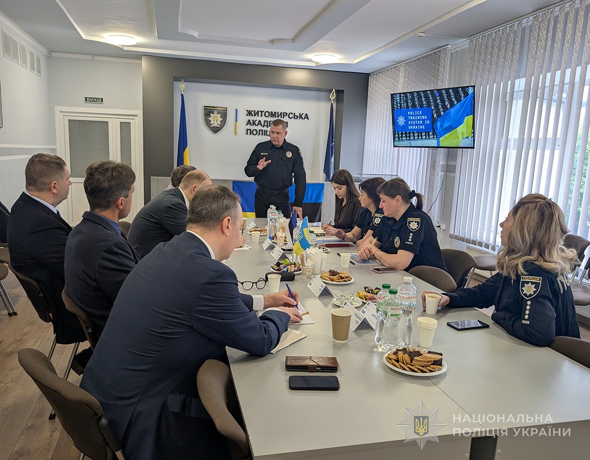 начальник академії проводить презентацію в актовій залі