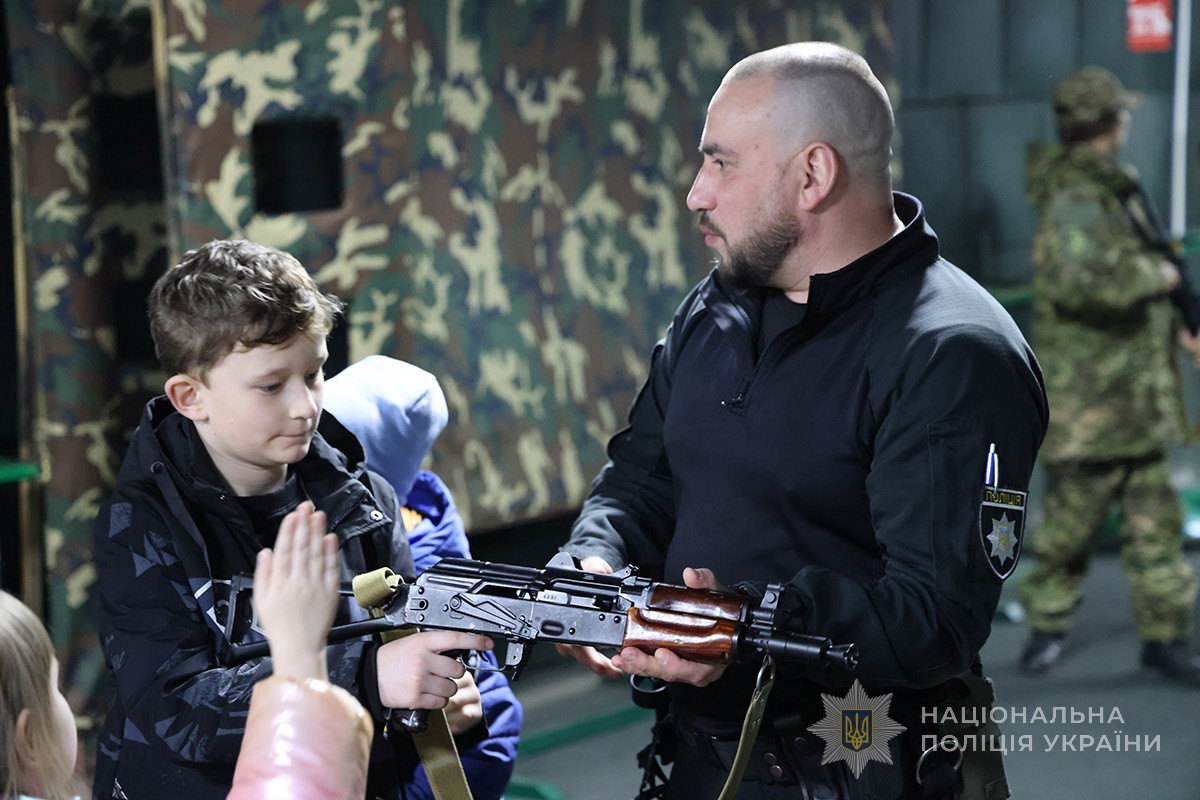 діти у тиру з викладачем