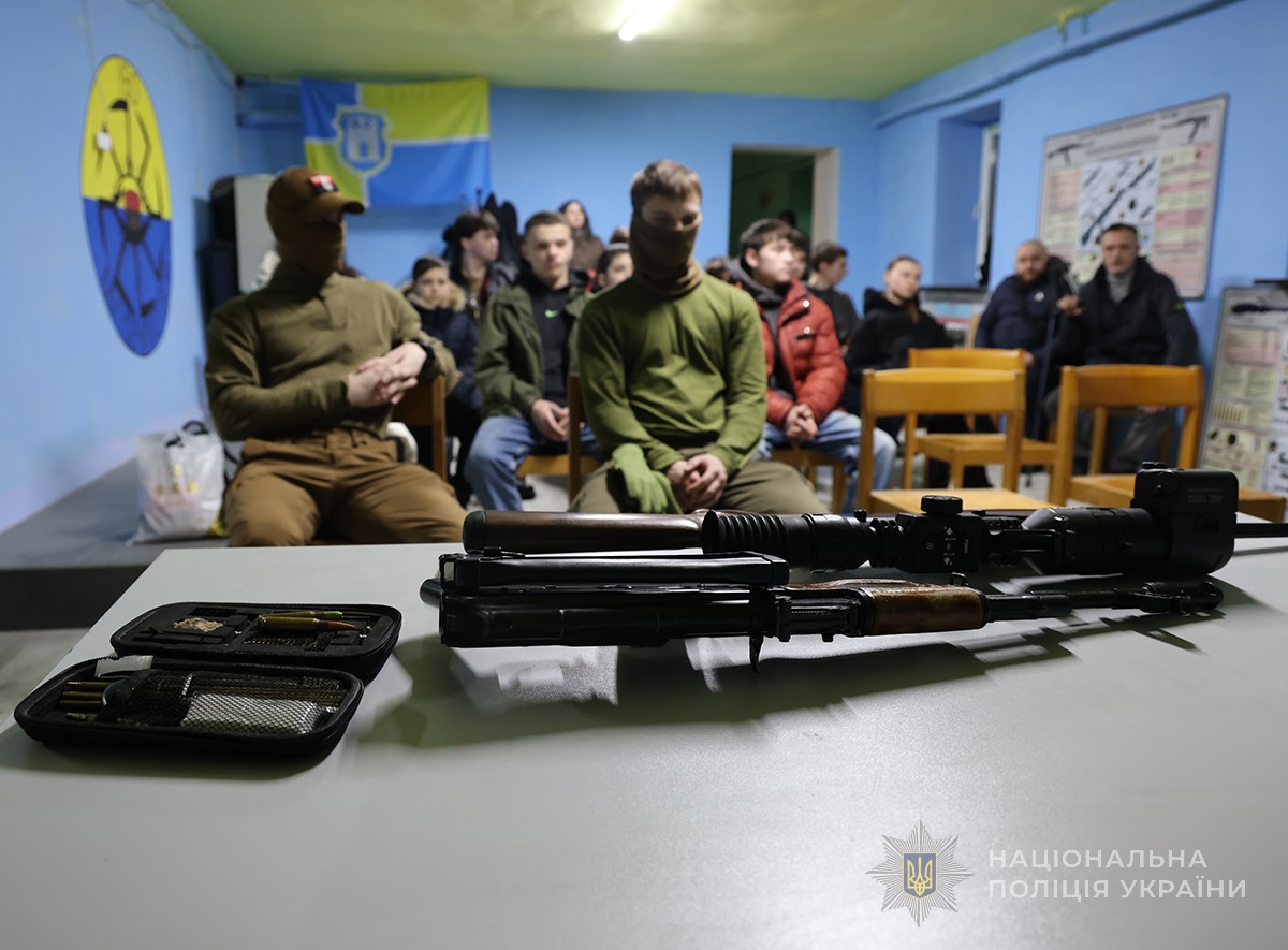 макети зброї на столі перед учасниками