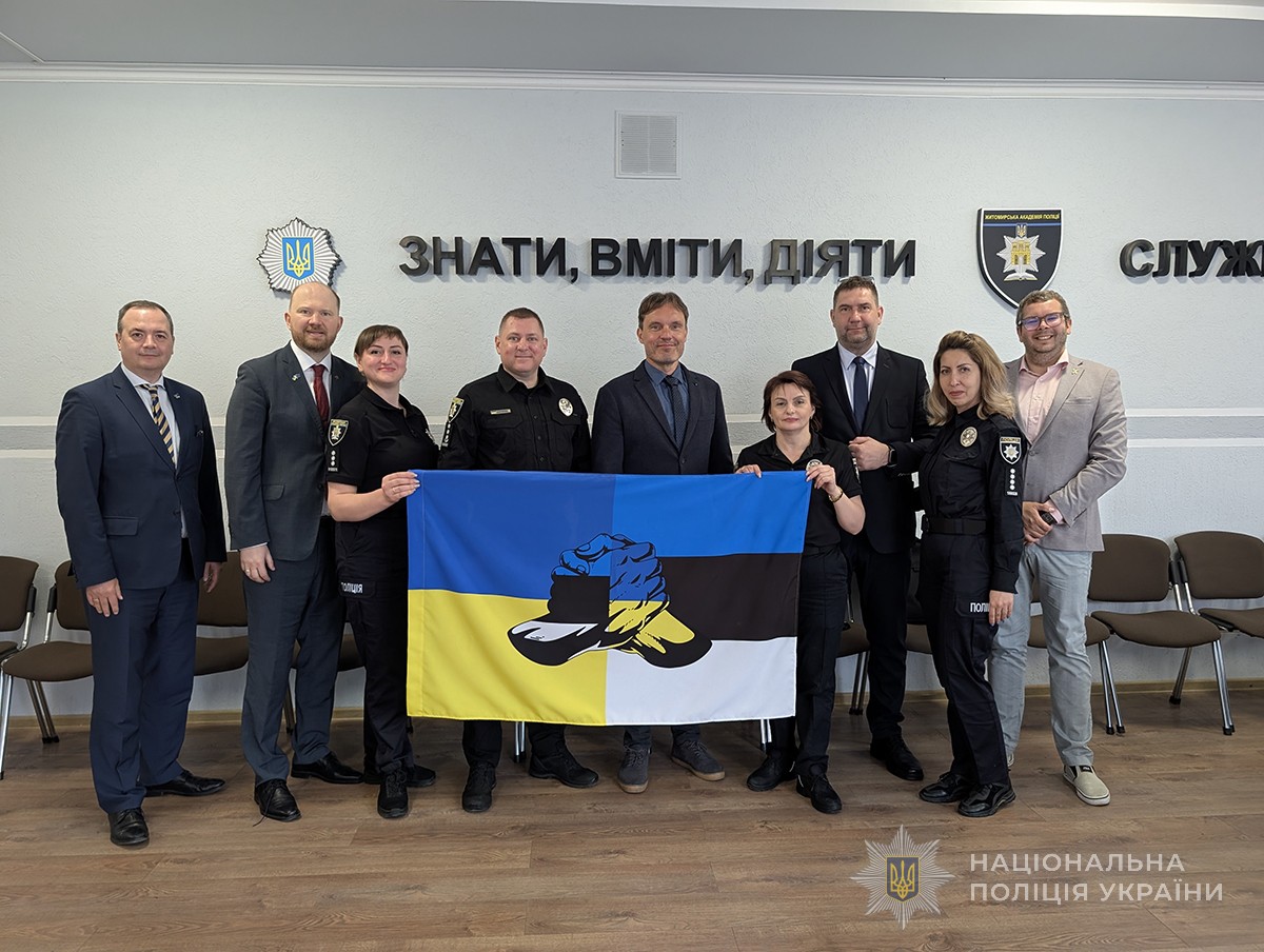 учасники зустрічі з українсько-естонським прапором співдружності