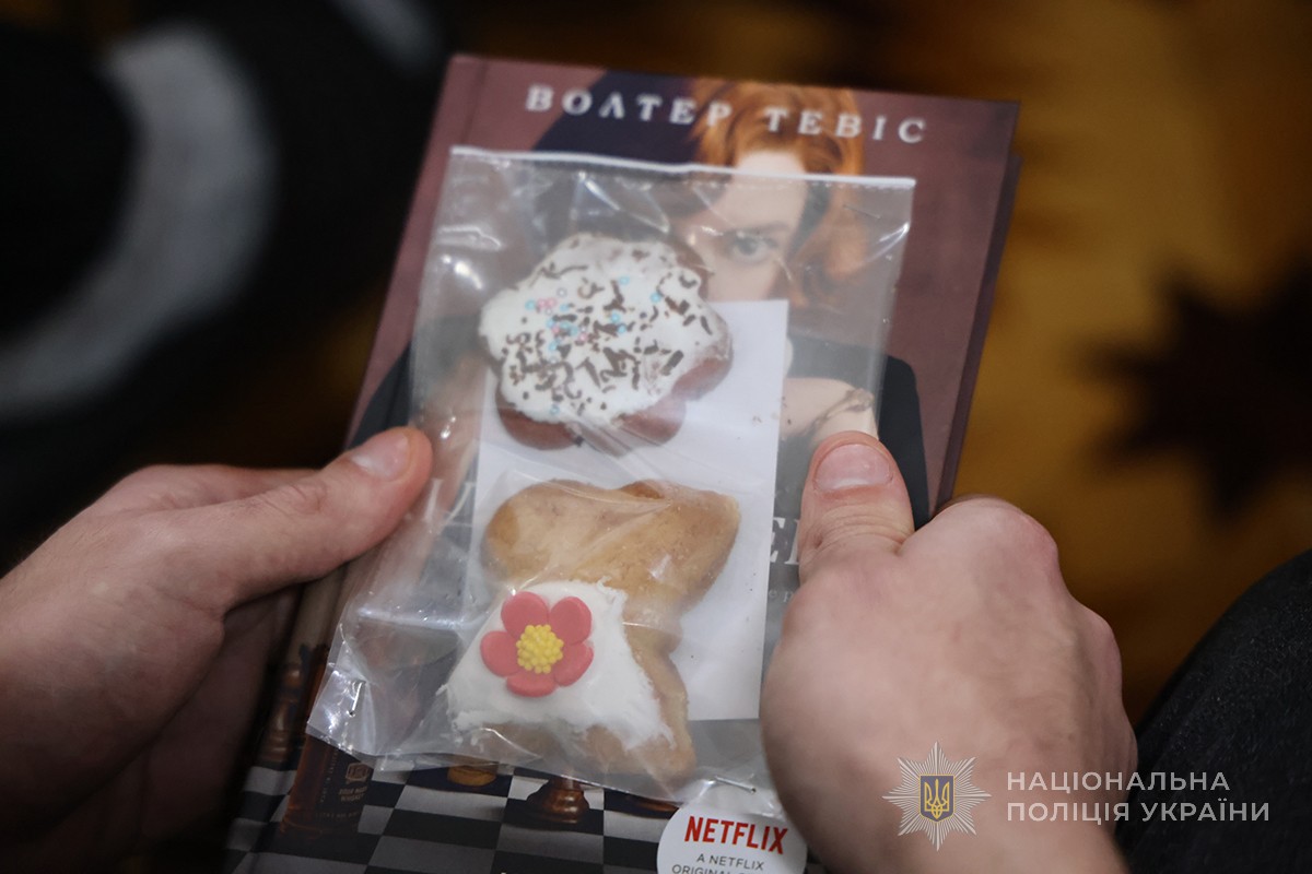 солодкі подарунки на книзі