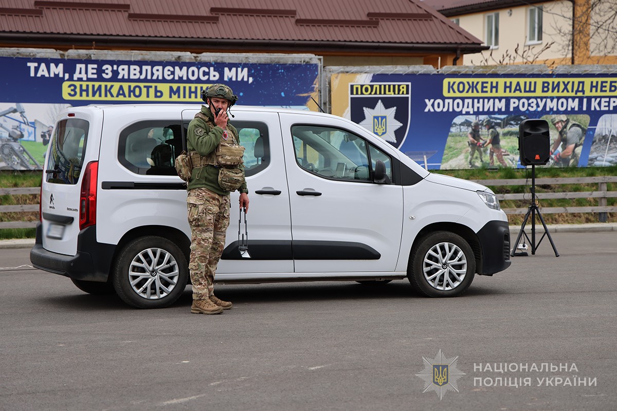 вибухотехнік передає інформацію по рації