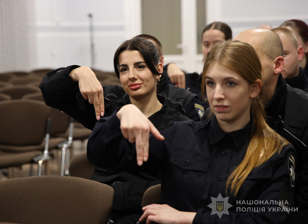 слухачки повторюють жести