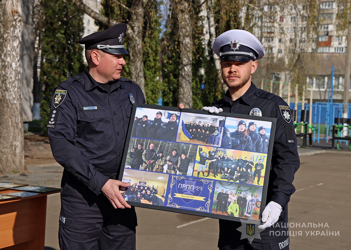 слухач дарує світлини керівнику академії