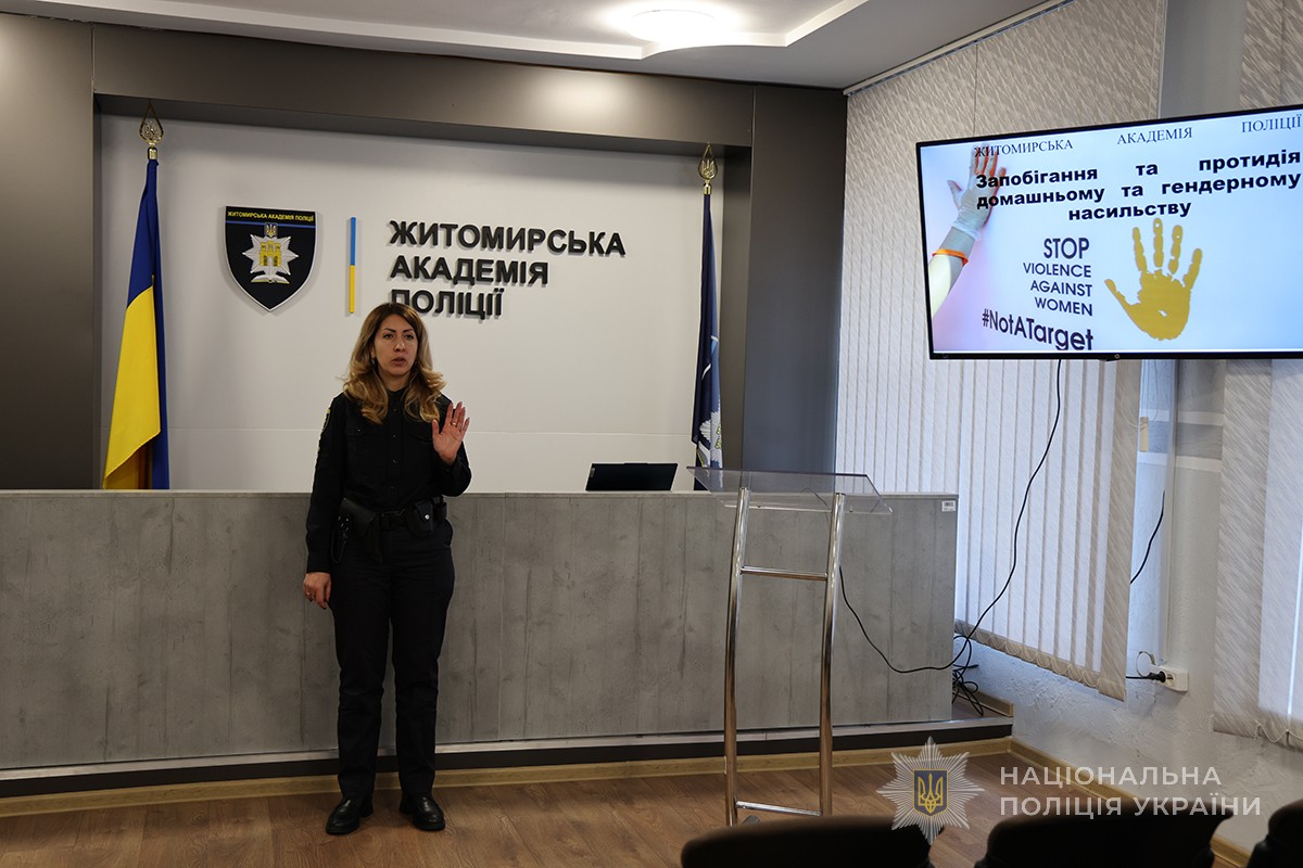 Анаіт Артеменко проводить лекцію