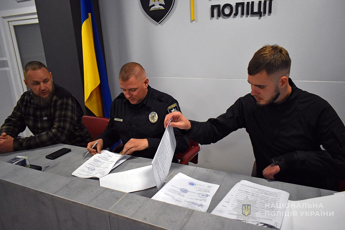начальник академії підписує меморандум у присутності ветеранів