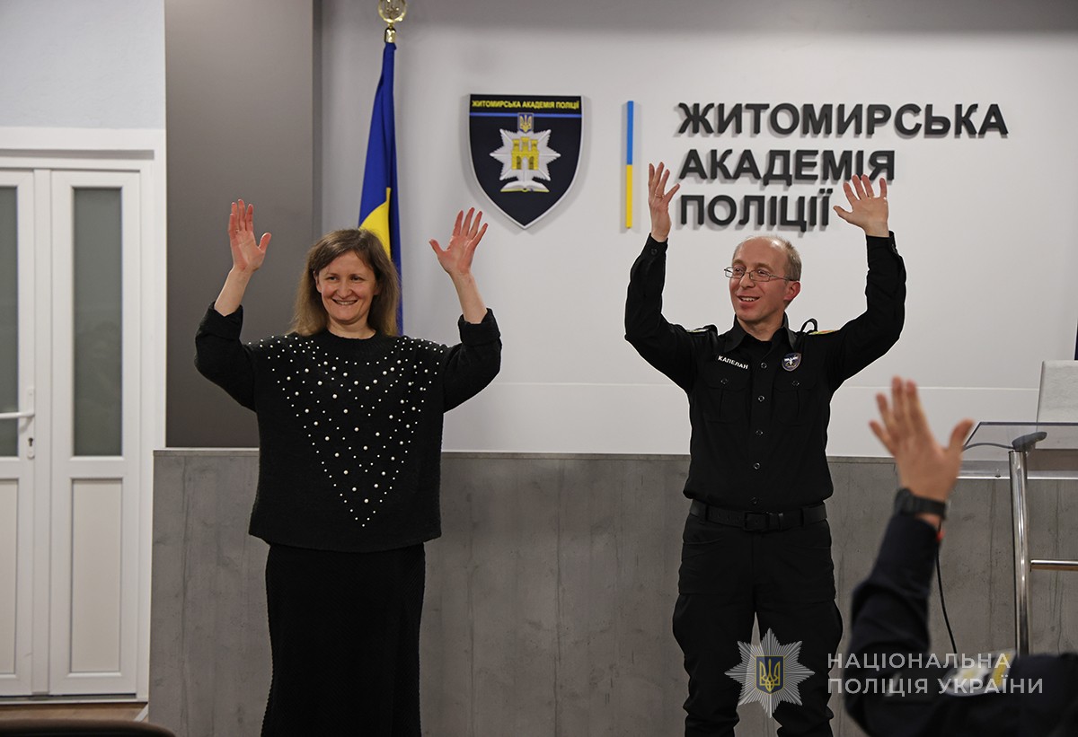 представники Капеланського патруля демонструють жести