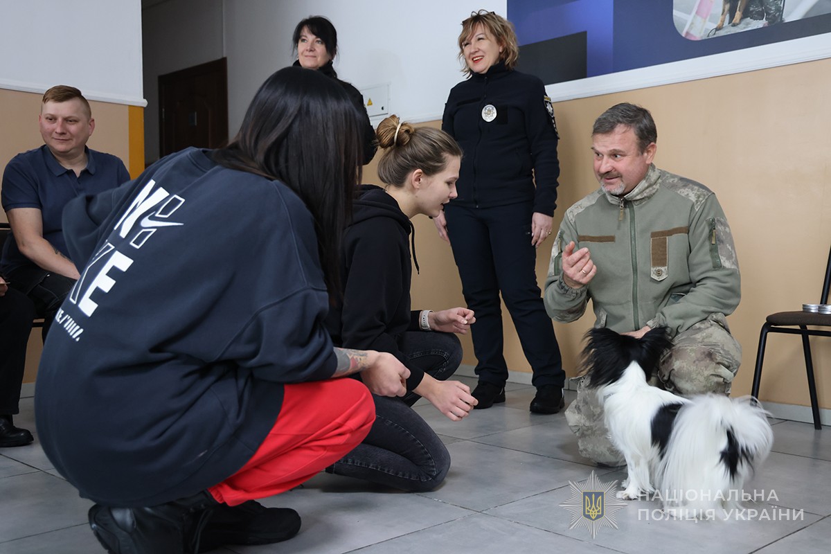 кінолог із собакою біля учасників