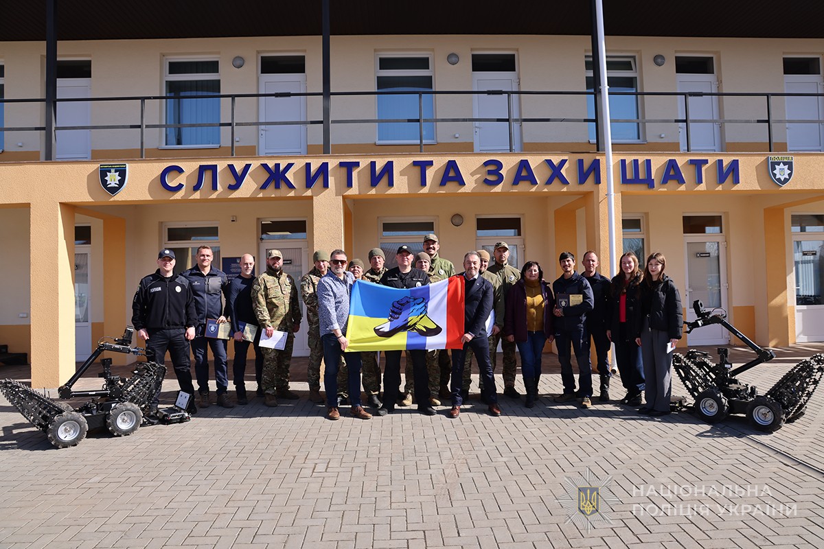 всі учасники інтенсиву з українсько-французьким прапором 