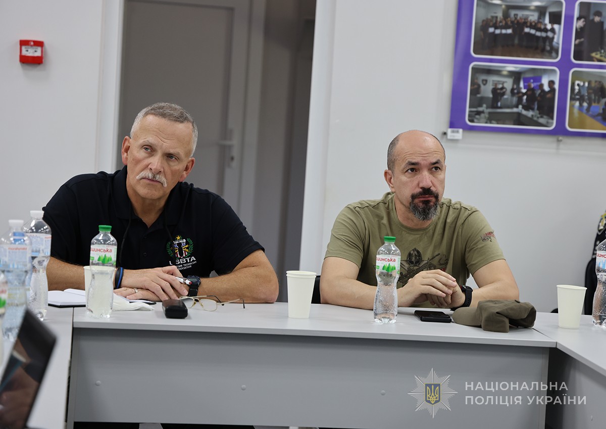 учасники зустрічі за столом