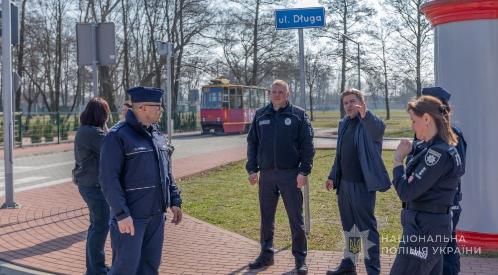 делегація оглядає теритрію