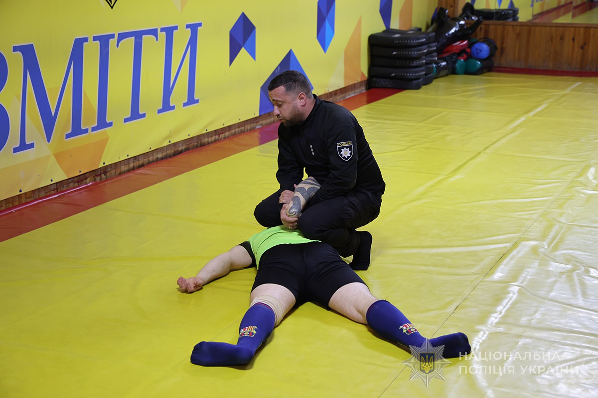поліцейські займаються прийомами самозахисту