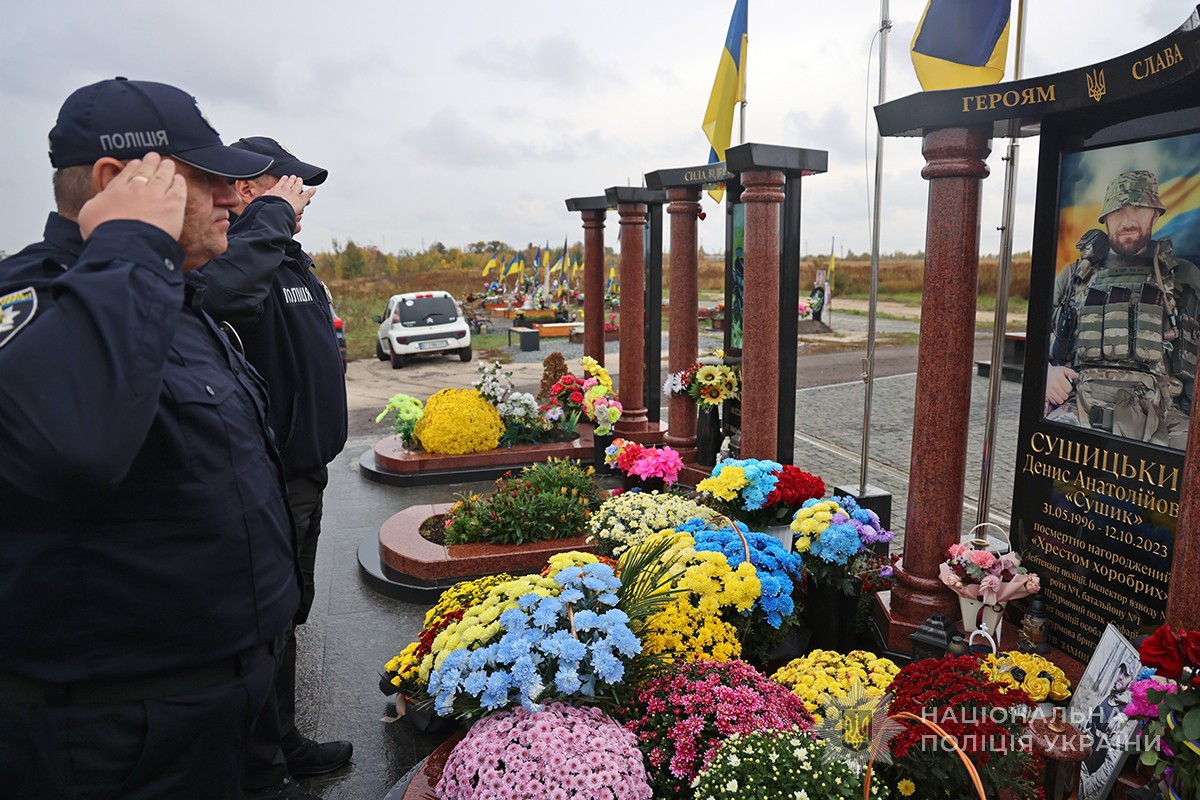 військове вітання біля могили Героя