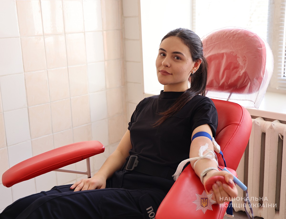 Марина здає кров