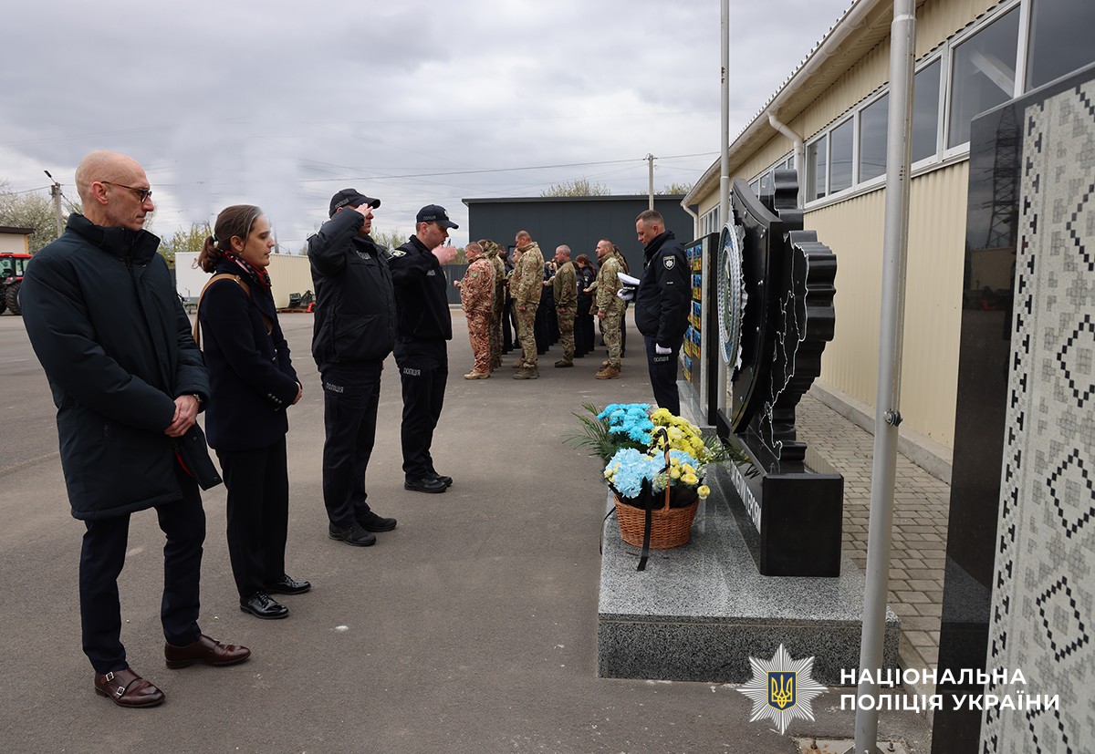 керівники і гості покладають квіти до обеліску