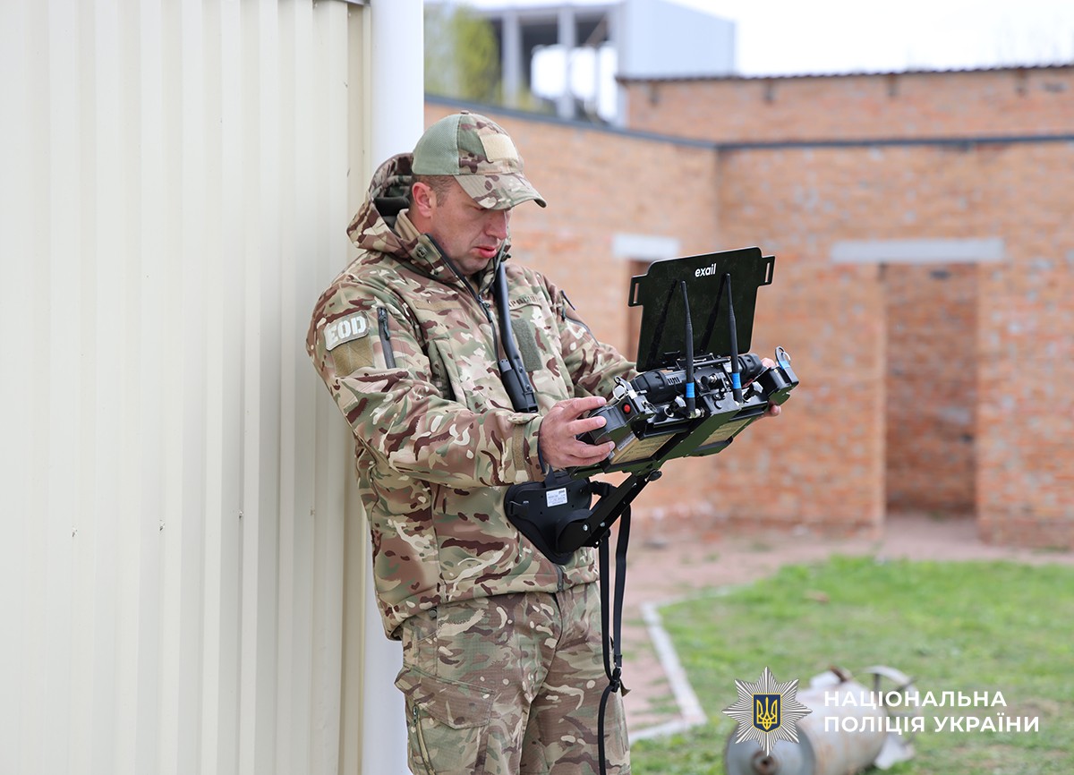 вибухотехнік за пультом техніки