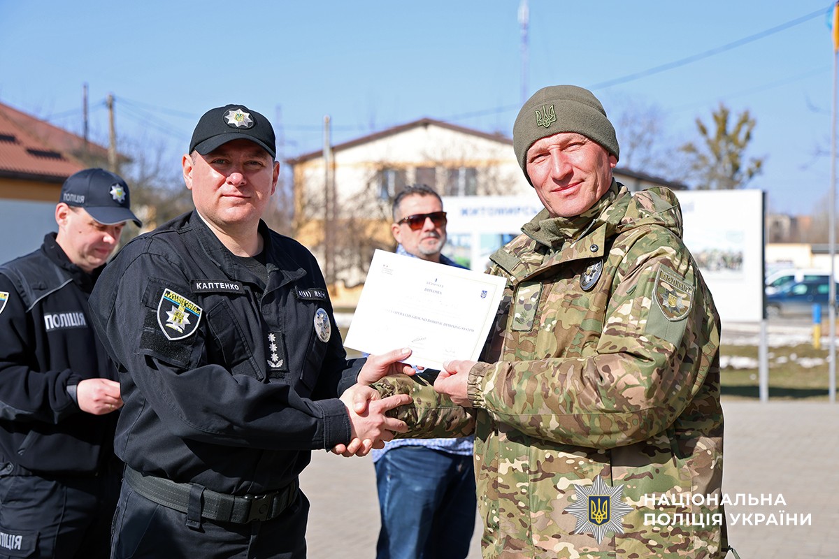 Каптенко вручає сертифікат вибухотехніку