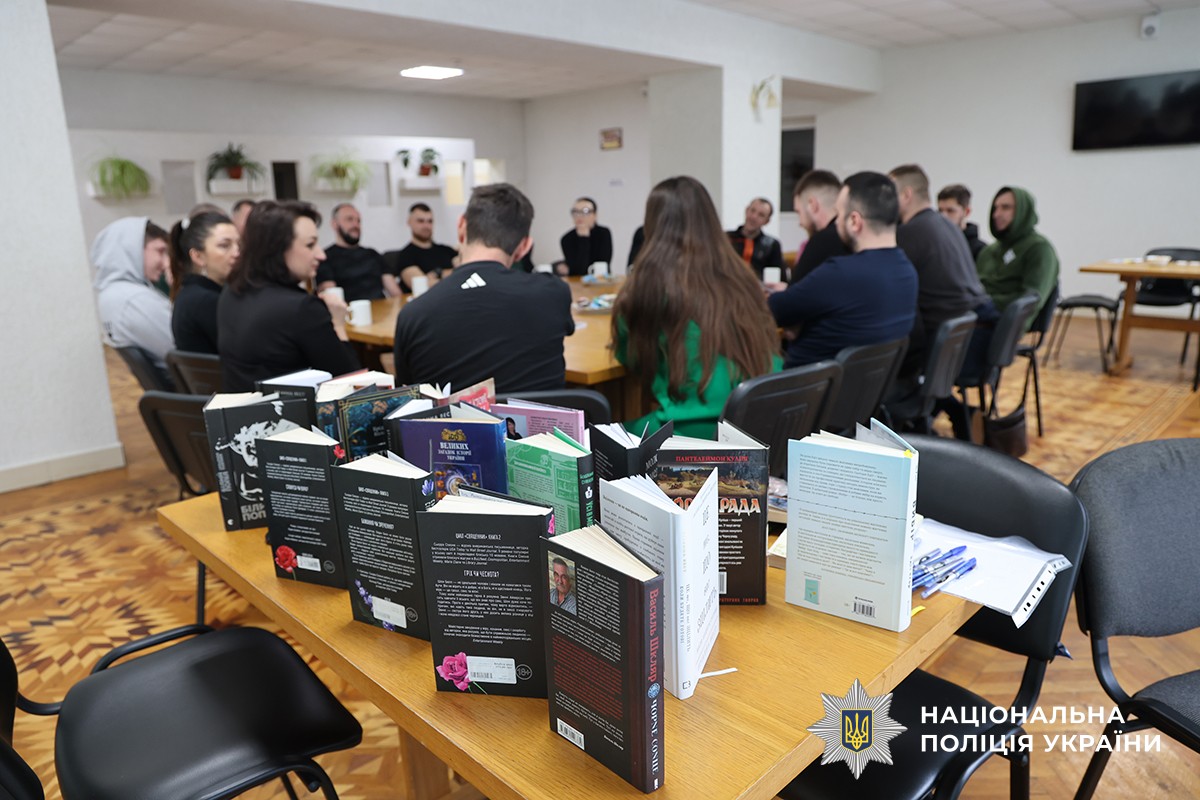 книги і зібрання учасників за круглим столом