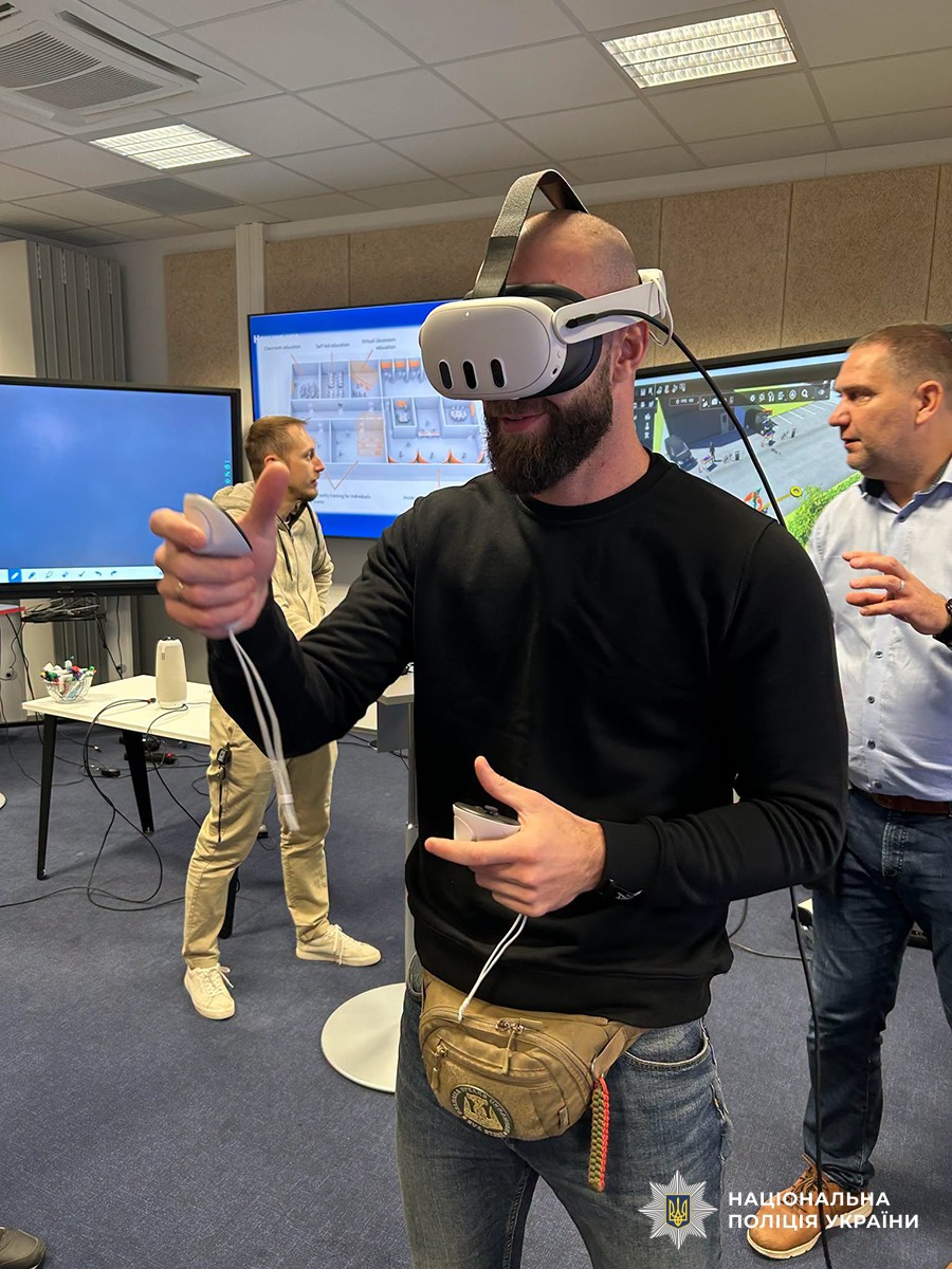 учасник у VR-окулярах
