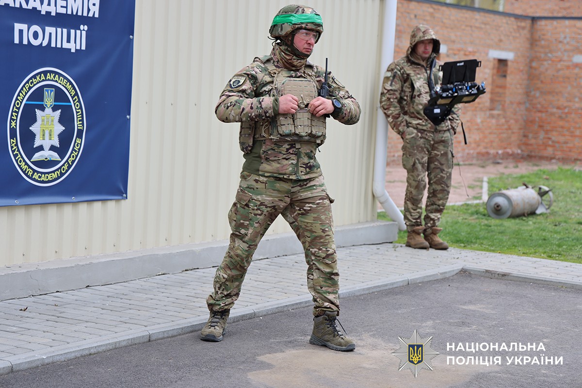 вибухотехнік готується до огляду авто